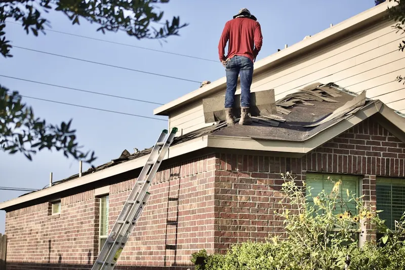 Professional roofer working on a residential roof in Bradevelt